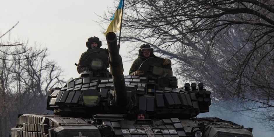 Militares ucranianos en un tanque cerca de la línea de Bakhmut, en Donetsk, durante un ataque ruso, ayer.