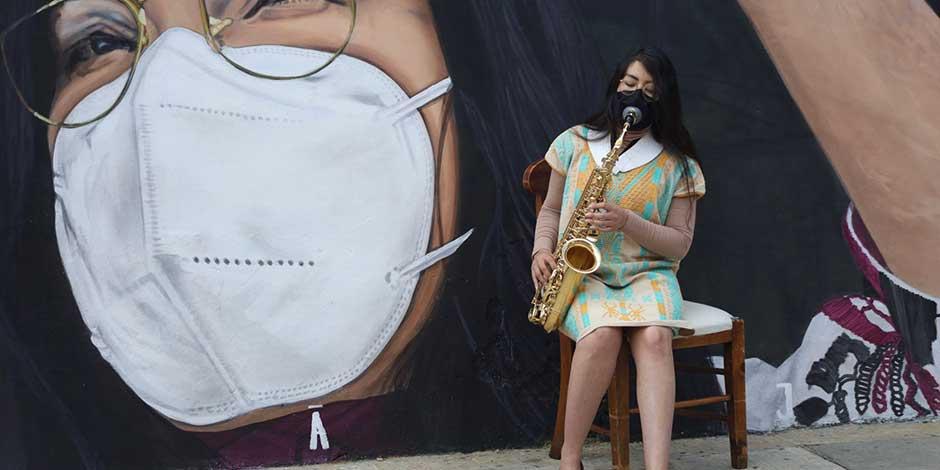 La saxofonista Maria Elena Ríos, quien fue atacada con ácido, acudió a la inauguración del mural Nucuāj (Fuerza en lengua triqui de San Juan Copala), en el que fue plasmada su imagen, en el Barrio de Xochimilco de Oaxaca en octubre de 2022