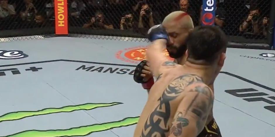 Momento en el que Brandon Moreno conecta a Deiveson Figueiredo con el golpe que derivó en el TKO en UFC 283