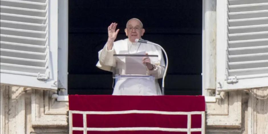 El Papa Francisco entrega su bendición  desde la ventana de su estudio con vista a la Plaza de San Pedro, este domingo.