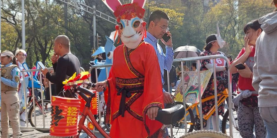 Durante el Paseo Dominical "Muévete en Bici", cientos de capitalinos acudieron disfrazados de conejo o dragones por el año nuevo chino