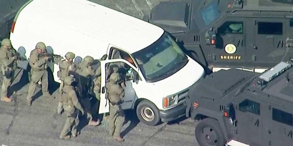 La policía usa vehículos blindados para rodear una camioneta de carga blanca en un estacionamiento en Torrance
