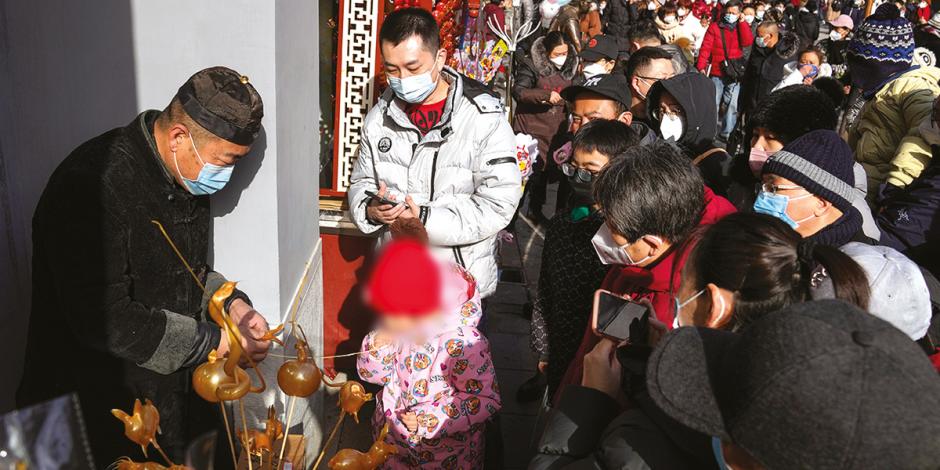 Regresan las celebraciones masivas a varias regiones de China con el Año Nuevo lunar, ayer.
