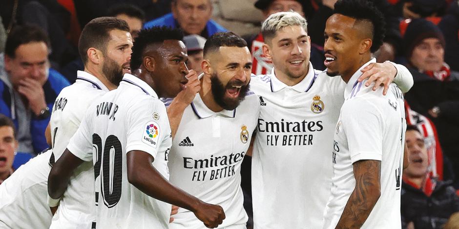 Futbolistas del Madrid celebran el primer tanto de ayer en la tarde.