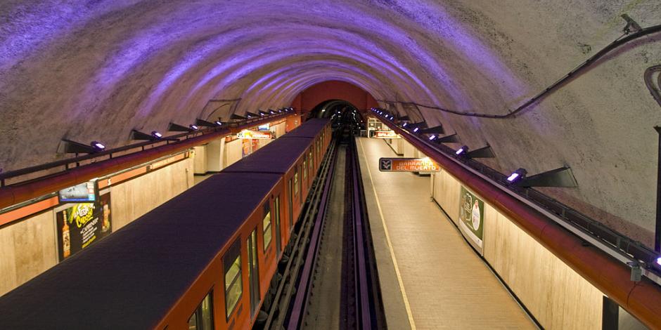 Línea 7 del Metro de la Ciudad de México, caracterizada por el color naranja de sus estaciones.