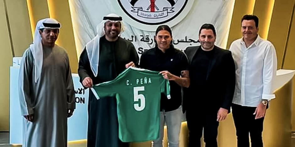 Carlos "Gullit" Peña posa con la playera del Al-Dhaid Sharjah de Emiratos Árabes Unidos, su nuevo club