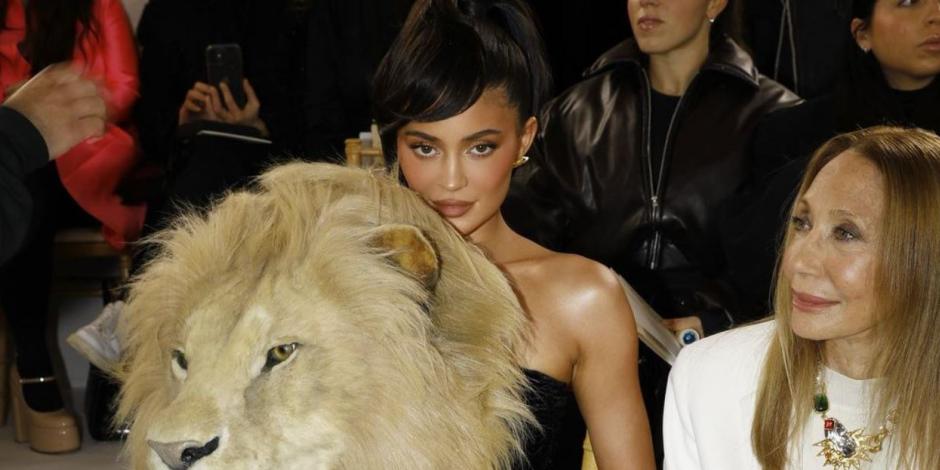 Kylie Jenner apareció con una cabeza de león gigante en París Fashion Week