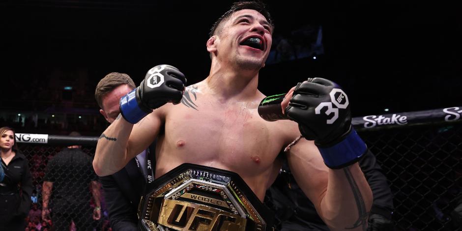 Brandon Moreno festeja tras ganar por segunda vez el campeonato de peso mosca de UFC, en enero pasado.