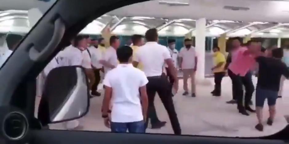Conductores de taxistas concesionados mantienen disputas con operadores de Uber y Caficy por trasladar turistas en Cancún, Quintana Roo