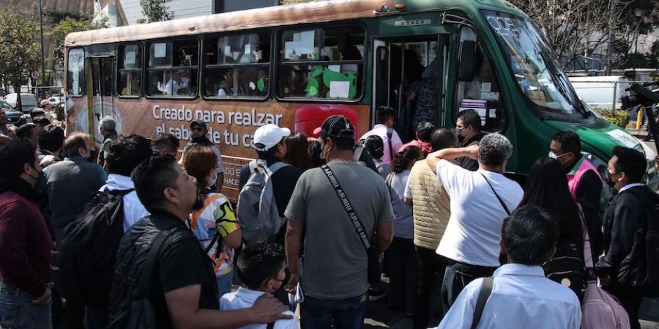 Decenas de usuarios intentan abordar uno de los autobuses de RTP que fueron habilitados como apoyo, luego del incidente en la L7,  ayer.