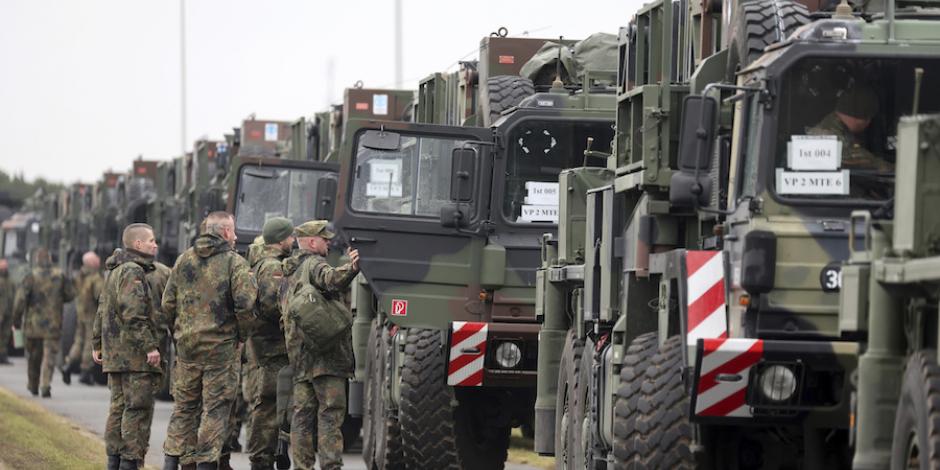 Militares alemanes movilizan equipo y sistemas defensivos Patriot rumbo a Ucrania, ayer.