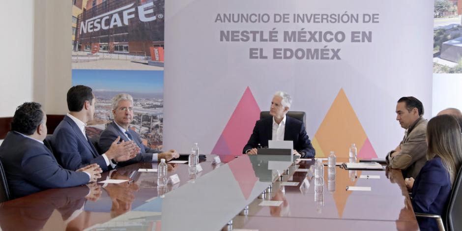 Alfredo Del Mazo (centro), durante el encuentro con ejecutivos y directivos de la compañía, ayer.