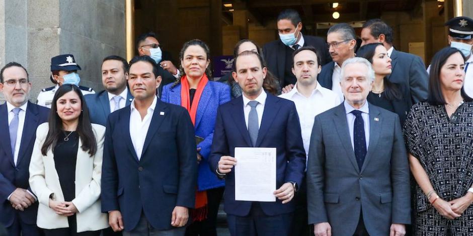 Líderes y políticos del PAN encabezados por Marko Cortés (centro), ayer al salir de la Suprema Corte de Justicia.