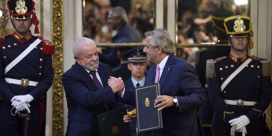 Luiz Inácio Lula da Silva (izq.) saluda a Alberto Fernández, tras un nuevo acuerdo.