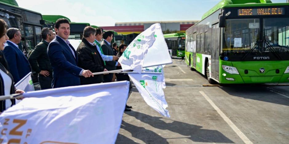 El Gobernador de Nuevo León al poner en marcha los nuevos autobuses.