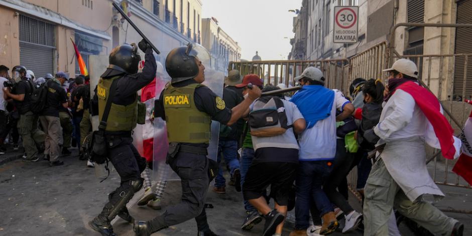 Uniformados se enfrentan a manifestantes ante nuevas movilizaciones en el país, ayer.