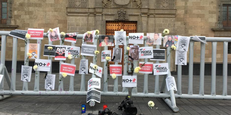 Periodistas colocaron un memorial en las vallas frente a la puerta de Palacio Nacional, el pasado 25 de enero de 2022.