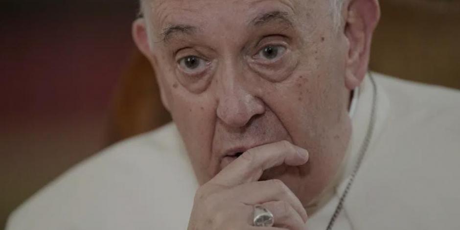 El papa Francisco habla durante una entrevista con The Associated Press en el Vaticano.