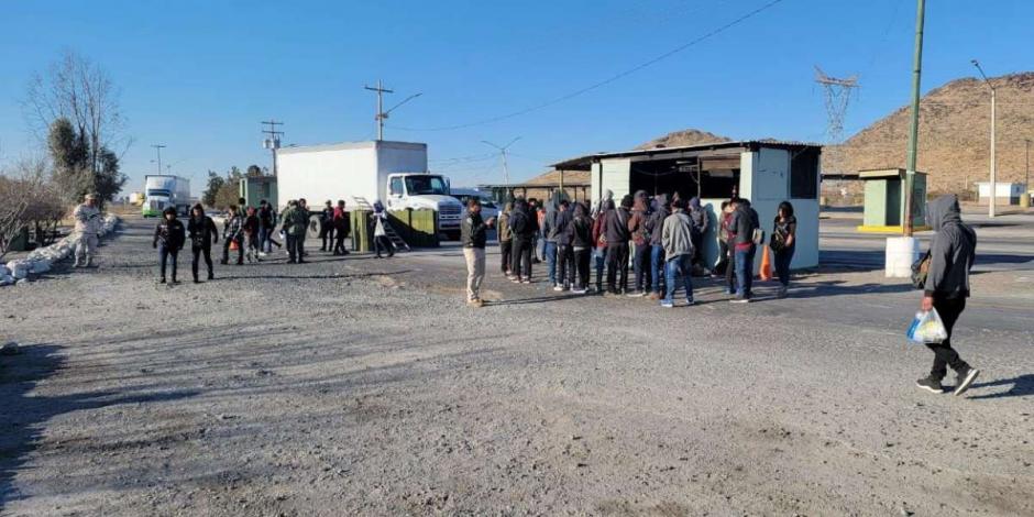 Rescatan a 67 migrantes que viajaban hacinadas en remolque de camioneta en Chihuahua.