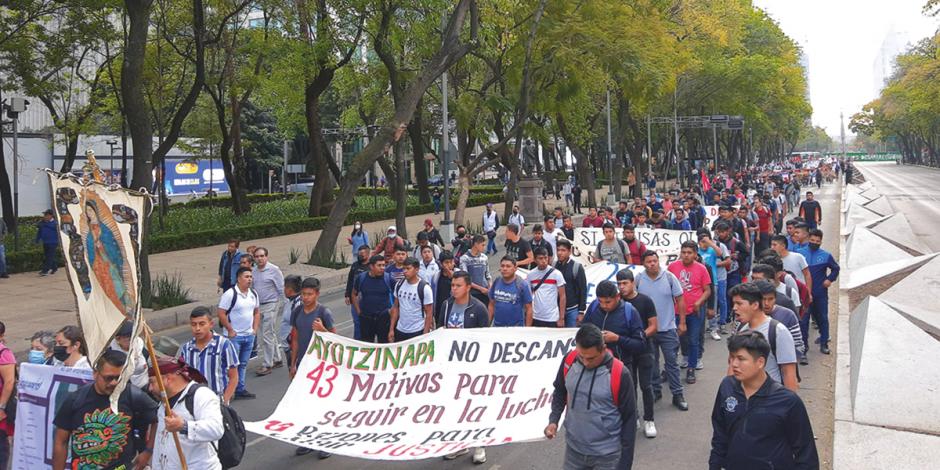 Normalistas y padres de los 43 marcharon por 100 meses de la desaparición, en Paseo de la Reforma, ayer.