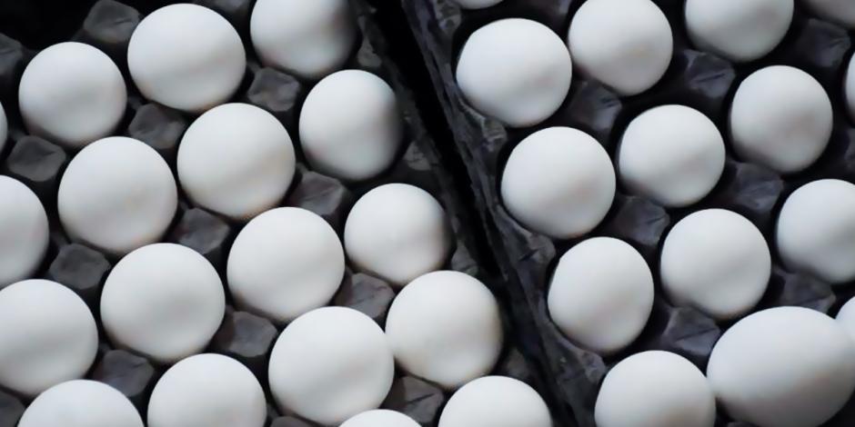 Escasez de huevo en EU dispara aquí su costo 23%