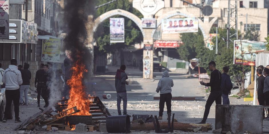 Palestinos protestan tras el operativo que dejó varios muertos.