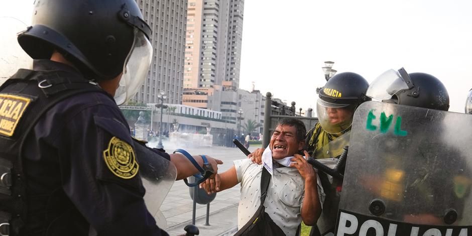 Policías forcejean con un manifestante en calles de Lima, ayer.