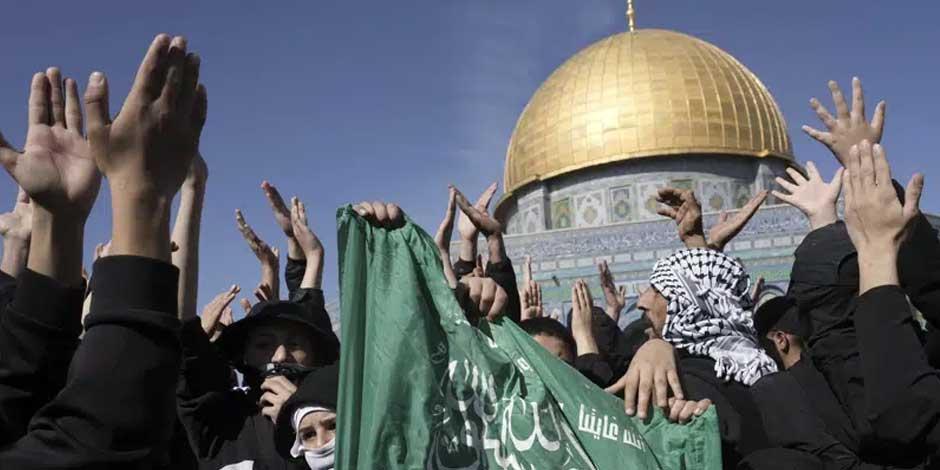 Palestinos sostienen una bandera de Hamas durante una protesta frente a una mezquita