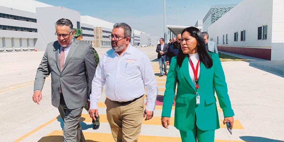 Jorge Nuño, titular de la SICT (centro), encabezó un recorrido por instalaciones de la zona de carga del AIFA, ayer.