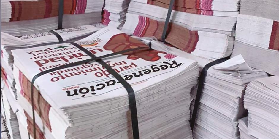 Miles de ejemplares del periódico Regeneración  en un pasillos de la Cámara de Diputados, ayer.