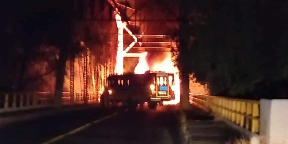 La Secretaría de Seguridad Pública de Jalisco reporta bloqueos con carros incendiados en dos carreteras del estado: Autlán-Unión de Tula y El Grullo-Unión de Tula