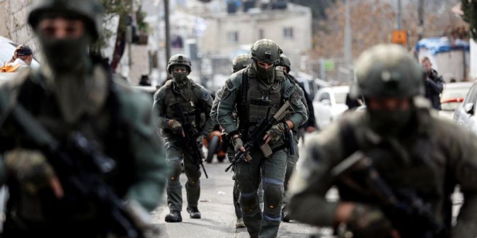 Personal de seguridad israelí trabaja en el lugar donde se produjo un presunto tiroteo, según un portavoz de la policía, a las afueras de la Ciudad Vieja de Jerusalén.