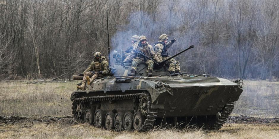 Soldados ucranianos con un blindado realizan entrenamiento de combate en la región de Zaporiyia, Ucrania, 24 de enero de 2023.