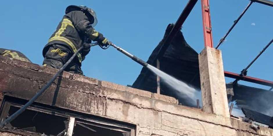 Un bombero combate con agua las llamas de un incendio en la colonia Ajusco de Coyoacán