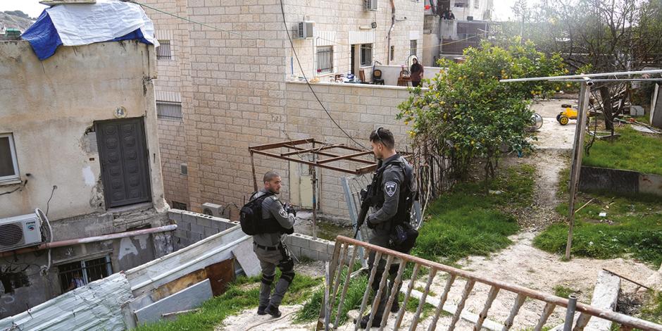 Integrantes de las fuerzas israelíes resguardan la vivienda de un presunto terrorista, ayer.