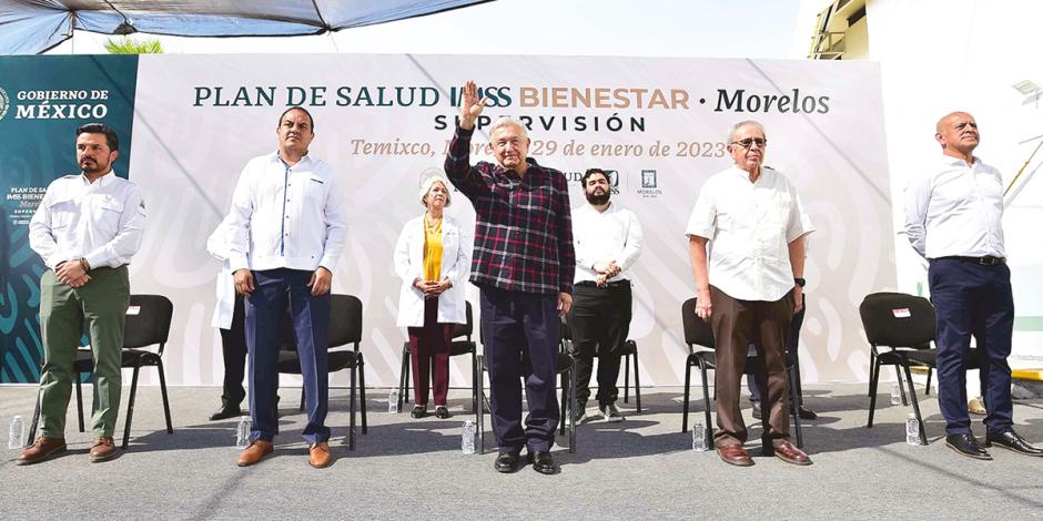 El Presidente (centro), durante la supervisión del IMSS-Bienestar, en Morelos, ayer.