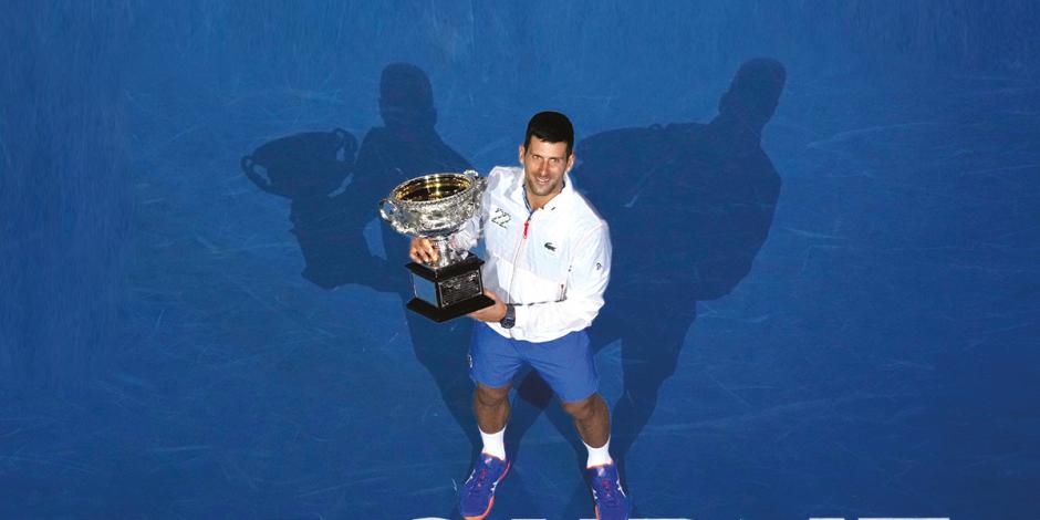 Novak Djokovic, ayer, con el trofeo obtenido en Melbourne.