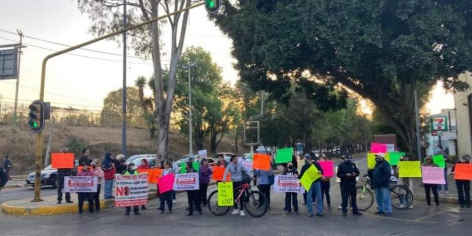 Vecinos de Naucalpan encabezan protesta en contra de la ciclovía.