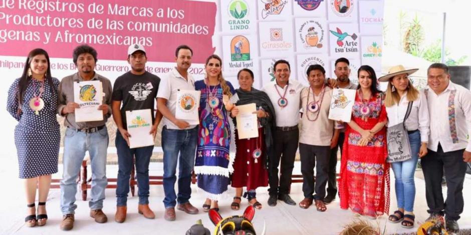 Reciben registro de marca 23 empresas de artesanos y productores indígenas y afromexicanos de Guerrero.