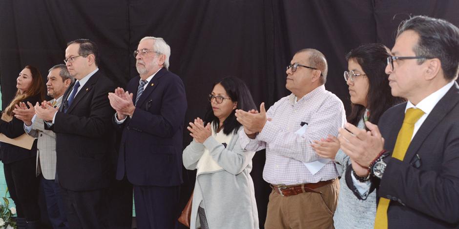 El rector Enrique Graue (centro) durante un homenaje a Yaretzi Hernández, ayer.