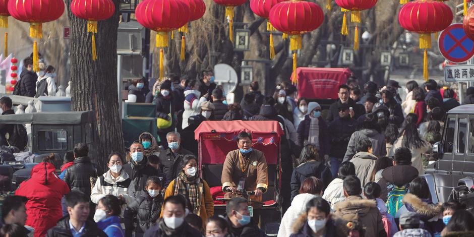 Ciudadanos en calles de China, a unas semanas del retiro de las estrictas normas Covid.
