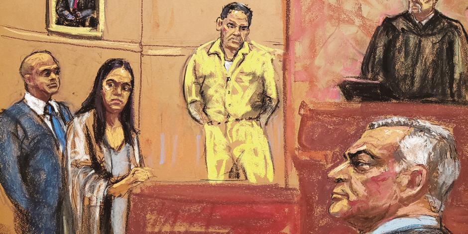 Óscar Nava (de amarillo) observa a García Luna (der.), ayer, al entrar a la Corte del Distrito Este de NY.