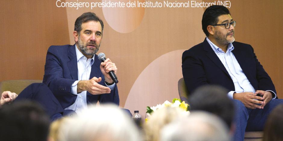 El consejero presidente, Lorenzo Córdova, y el presidente del TEPJF, Reyes Rodríguez, ayer.