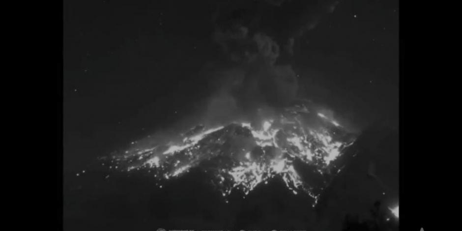 Este martes el Popocatépetl lanzó material incandescente,