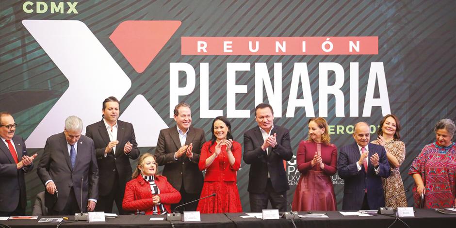 Alejandra del Moral (centro) en la plenaria de los senadores priistas, ayer.