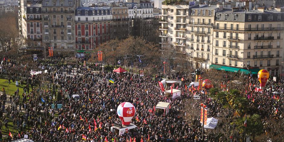 Trabajadores en París exigen dar marcha atrás al proyecto de reforma de pensiones, ayer.