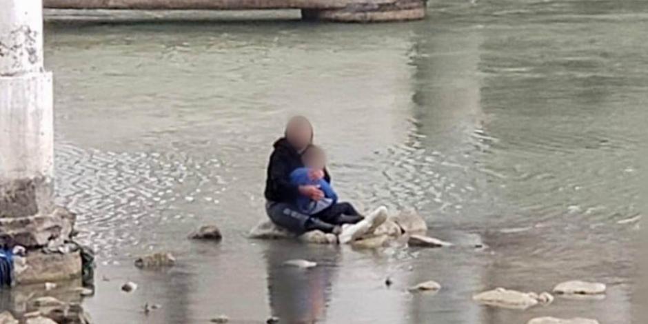 Rescatana madre e hijo atrapados en el Río Bravo.
