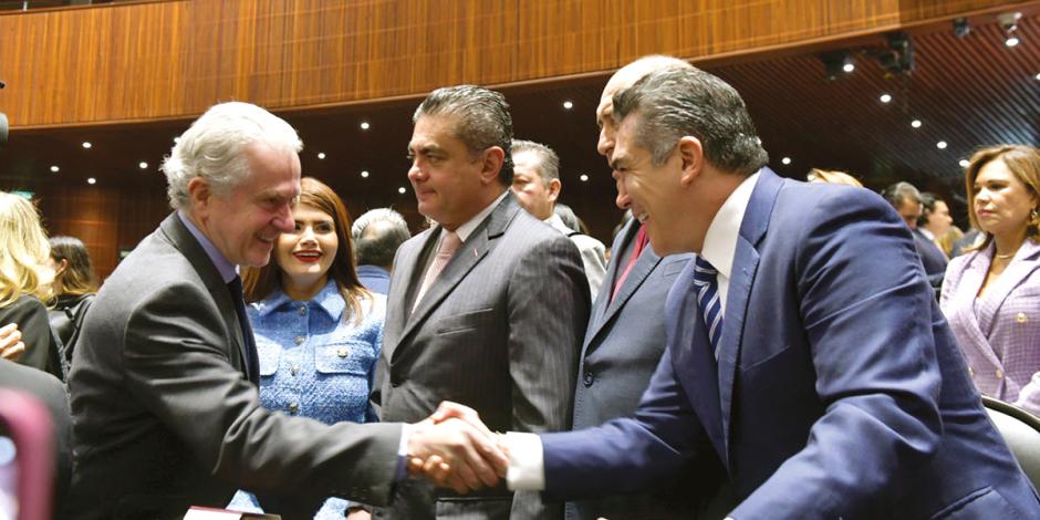 El dirigente nacional del PRI (der.) saluda al presidente de la Cámara baja, Santiago Creel; al fondo, el líder de los diputados del PRD, Luis Espinosa, ayer.