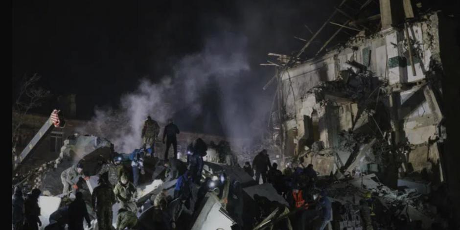 Trabajadores de emergencias y vecinos retiran escombros tras el impacto de un cohete ruso contra un edificio de apartamentos en Kramatorsk, Ucrania.