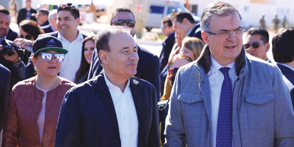 El canciller Marcelo Ebrard (der.) con el gobernador de Sonora, ayer.
